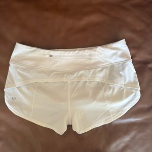 Lululemon white Speed Up low rise 2.5 " shorts w/liner. EUC, size 6 reg